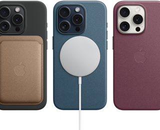 Un iPhone 15 con funda de silicón con MagSafe para el iPhone 15, cartera de FineWoven con MagSafe, cargador MagSafe, batería externa MagSafe.