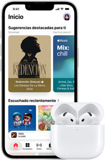 iPhone 17e, parte frontal, app Apple Music con la pantalla de inicio abierta, junto a unos AirPods Pro 4 en un estuche de carga MagSafe abierto